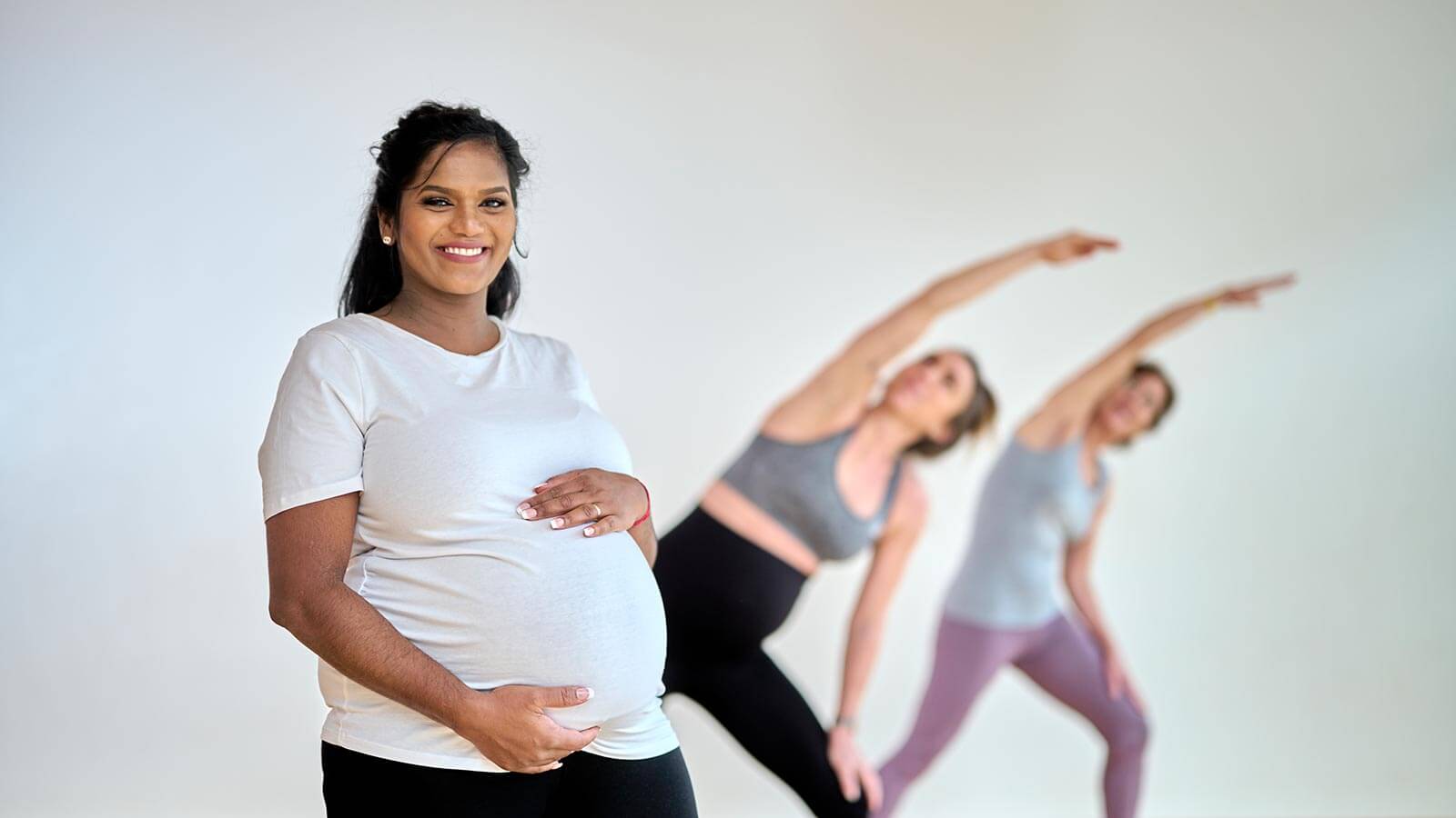 Gravide kvinder laver yoga ved Nordisk Yoga i Odense